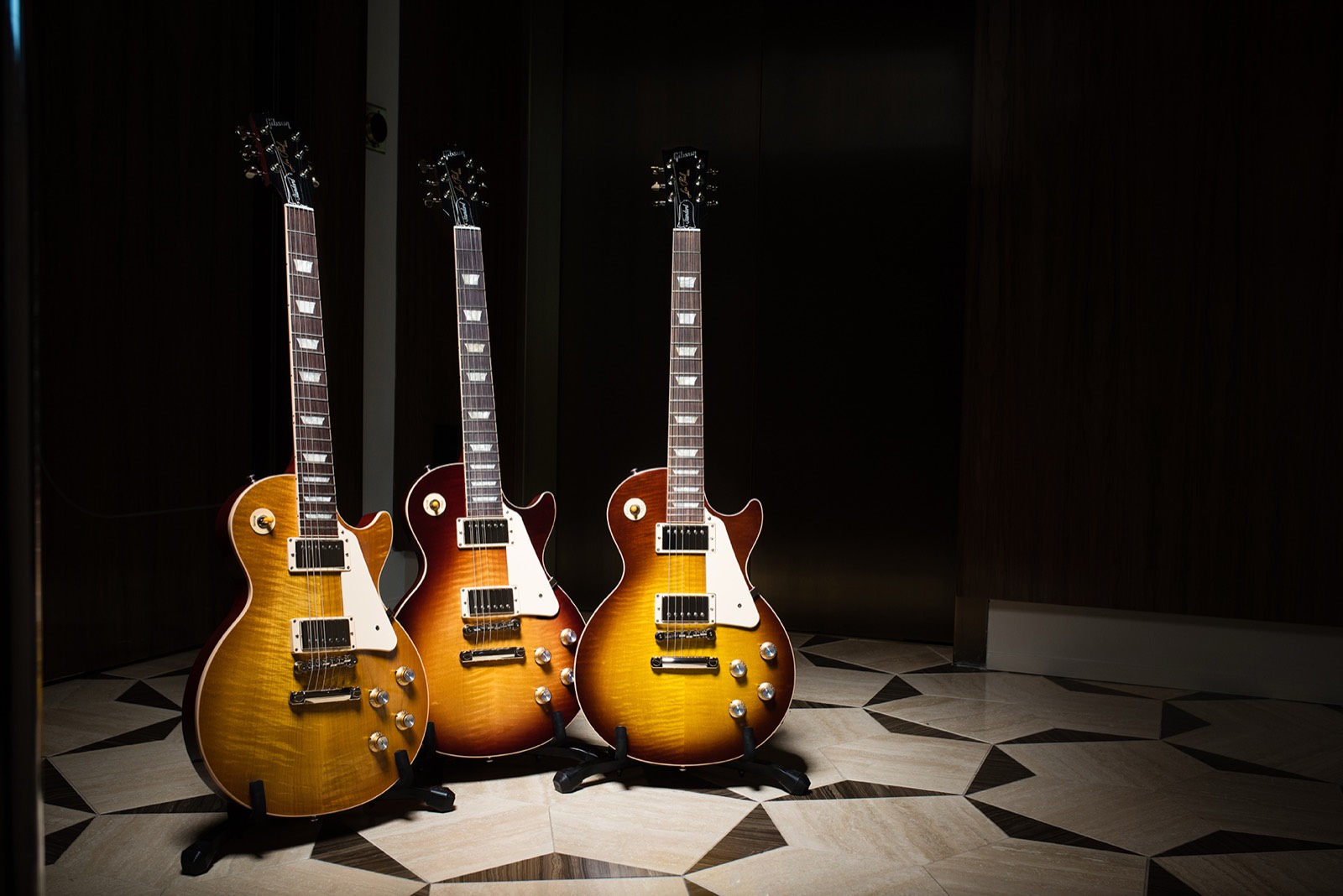 Tres guitarras Gibson Les Paul Standard en sus soportes